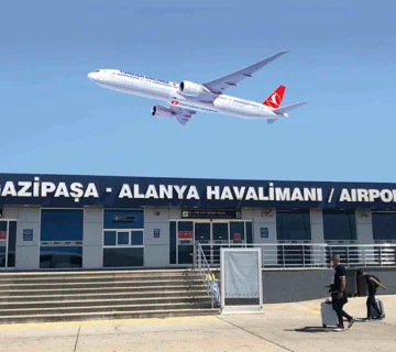 Gazipaşa-Alanya Havalimanı terminali ve havalanan Türk Hava Yolları uçağı; Antalya ve Gazipaşa havalimanlarından popüler transfer rotaları.