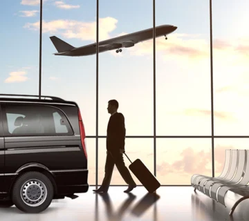 Havalimanında lüks Mercedes minibüs ve valizini taşıyan bir yolcu; otelinize kolay ulaşım için ideal transfer hizmeti.