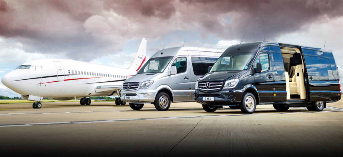 VIP, özel ve paylaşımlı transfer hizmetlerinde kullanılan Mercedes minibüs ve lüks araçlar; havalimanında uçakla birlikte.